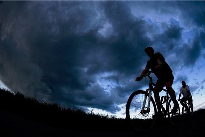 Schnell weg! Bei einem Gewitter in freiem Gelände muss man vom Rad absteigen und Schutz in einer Mulde suchen. 