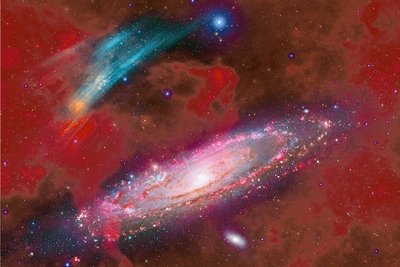 Die Andromeda-Galaxie und der türkis leuchtende Plasmabogen: Der neu entdeckte, riesige kosmische Nebel ist nun nach seinen Entdeckern benannt: Marcel Drechsler, Xavier Strottner und Yann Sainty. 
