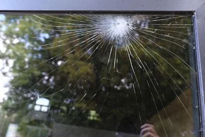 Die Angeklagte soll unter anderem eine Scheibe im Haus ihrer Ex-Freundin eingeschlagen haben.