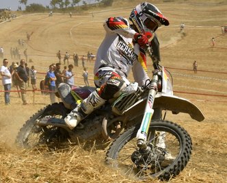 In Italien konnte sich der Peniger Enduro-Pilot Edward Hübner bereits auf motocrosslastigem Gelände beweisen. Ähnliches steht ihm nun beim 4. Lauf der Deutschen Enduro-Meisterschaft in Rehna bevor. 