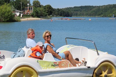 Olaf und Ramona Schmieder unternahmen mit ihrem Enkel eine Wassertreter-Tour über die Kober.