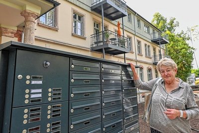 Inge Loos aus Grüna ist die erste Bewohnerin des sanierten Komplexes. Sie lebt seit ihrer Kindheit in Grüna und ist froh, in ihrem Heimatort eine seniorengerechte Wohnung gefunden zu haben. 