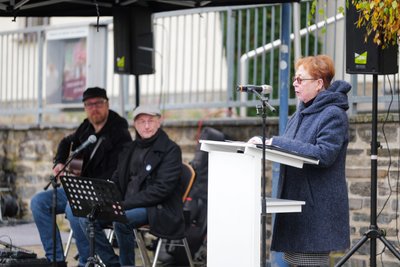 Ruth Röcher, Vorsitzende der Jüdischen Gemeinde in Chemnitz, sprach warnende Wort. Jens Bühring (Mitte) sang seine Lieder teils auf Jiddisch.