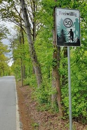 Eines von vier neuen Schildern am Dreiflügel. 