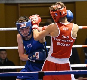 Linus Tesch von der Landesauswahl Sachsen (links) konnte den Finalkampf gegen Alexander Moos aus Nordrhein-Westfalen gewinnen und trug damit zum Titelgewinn der Sachsen beim Turnier in Chemnitz bei. 