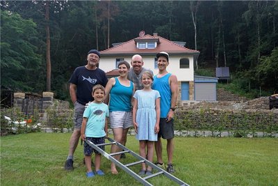 Ein leer stehendes Gebäude in der Sächsischen Schweiz verwandelte Familie Lippert in die Primaklimavilla. Dafür gab es den Zukunftspreis des Sächsischen Umweltministeriums. 
