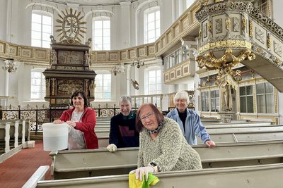 Monika Schramm, Annerose Greulich, Christina Rösel und Randi Martin (v. l.) helfen beim Kirchputz.