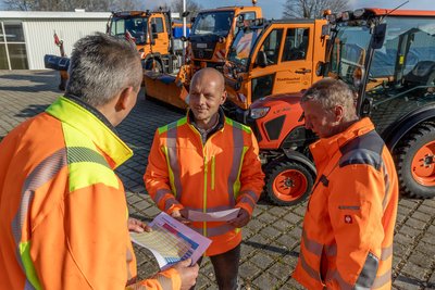 Auch das gehört zur Vorbereitung: Rigo Knoppik (Mitte) spricht mit seinen Kollegen die Touren- und Dienstpläne ab.