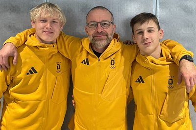 Hannes Röder (WSC Erzgebirge Oberwiesenthal), René Sorge (Techniker und Trainer) sowie Liron Raimer (ESV Lok Zwickau, v. l.) sind gut in Südkorea gelandet. Am Sonntag steht ihr Wettkampf an.