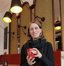 Karina Kraus freut sich auf ihre Gäste in der Zwickauer Schokoladen-Bar. 