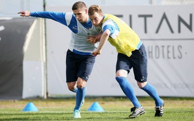 Thomas Paulus (rechts) kann seinen Mitspielern, hier Stipe Vucur, nur im Training und außerhalb des Platzes helfen.