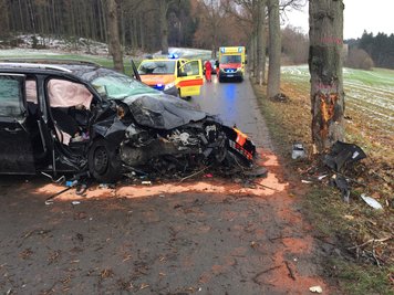 Ein Beifahrer wurde bei einem Unfall auf der S 235 zwischen Grünhainichen und Waldkirchen schwer verletzt.