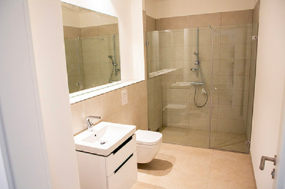 Die Bäder sind mit stufenlosen, großzügigen Duschen ausgestattet und haben zumeist auch eine Badewanne.