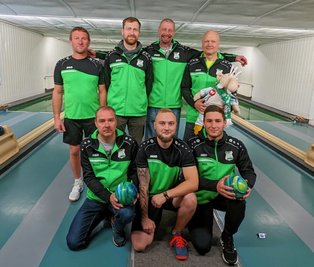 Die Schönberger Kegler sind in dieser Saison selbst von ihrer Erfolgsserie überrascht. Hinten von links: Tino Richter, Christian Mehlhorn, Holger Bankwitz und Jens Bankwitz mit Maskottchen Werner. Vorne von links: Robby Büttner, Tom Bankwitz und Nico Richter. 