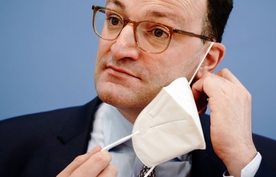 Der damalige Bundesgesundheitsminister Jens Spahn im März 2021 bei einer Pressekonferenz - mit FFP2-Maske, wie es damals üblich war.