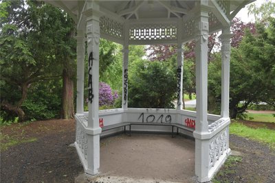 Albertpark in Freiberg: Im frisch gestrichenen Pavillon sind erneut Schmierereien angebracht worden. Die Stadt erstattete bei der Polizei Anzeige.