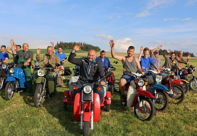 Sie haben ihre liebevoll gepflegten und häufig original restaurierten Maschinen nochmals aufpoliert. Am Wochenende sind diese Thierbacher beim 1. Simson- und MZ-Treffen in ihrem Ort mit dabei. 