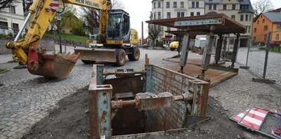 Nach einem Kanaleinbruch (im Bild) ist der Limbacher Markt seit gestern für Kraftfahrzeuge gesperrt.