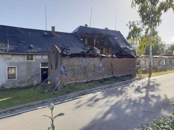 In einem Abrissgebäude an der Erdmannsdorfer Straße in Flöha war das Feuer ausgebrochen. 