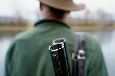 Ein Jäger steht mit seinem Gewehr in seinem Jagdrevier. Bundesweit wie auch im Vogtlandkreis steigt die Anzahl der Personen, die einen Jagdschein haben. 
