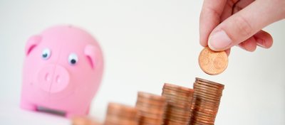 Prämiensparverträge galten vor Jahren als attraktive Alternative zum Sparschwein. Doch die Zinsen sanken, die Verträge wurden gekündigt. Nun haben Prämiensparer die Chance, eine Nachzahlung von Zinsen zu erhalten, wenn sie sich einer Klage der Verbraucherzentrale anschließen.