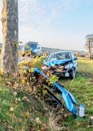 Bei dem Unfall ist die Fahrerin des VW schwer verletzt worden. Der Sachschaden beläuft sich auf insgesamt rund 6000 Euro. 