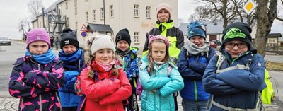 Die Grumbacher Erstklässler sind echt sauer. Ihre Eltern haben ihnen erzählt, dass sie ab Montag allein zur Schule und nachmittags nach Hause laufen müssen. Bisher konnten sie sich auf die Hilfe von Christine Schmidt-Brücken (hinten) verlassen. Doch die Schulwegbegleiterin, die auch mal verlorene Sachen wieder hervorzauberte, hat keine Arbeit mehr. 