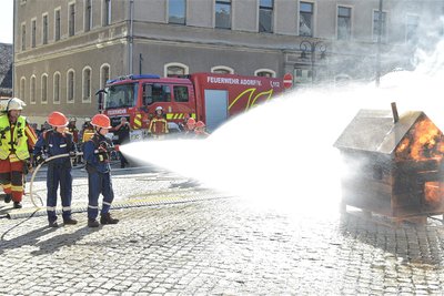 Löscheinsatz auf dem Marktplatz: Bei einer spektakulären Schauvorführung zeigte die Adorfer Jugendfeuerwehr ihr Können.