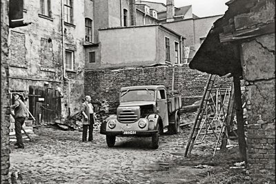 Blick auf die Rückfront der Zwickauer Straße in Höhe der Hausnummern 32 und 34. Dort befanden sich einst Getränkevertrieb und Bierabfüllung der Firma Alban Klotz.
