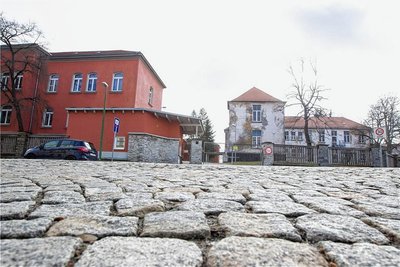 Nach Brandserie an der Kasernenstraße: Diesmal ist die Glaseingangstür der Asylunterkunft betroffen gewesen. 