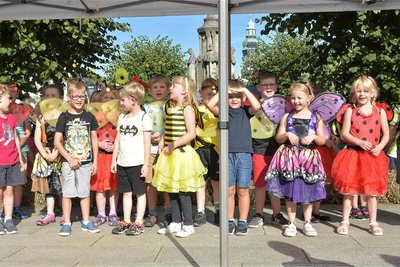 Das vielseitige Programm mit Musik, Vorführungen und Tänzen wurde beim Stadt- und Gewerbefest unter anderem von Jungen und Mädchen der Kita Zwergenvilla gestaltet.