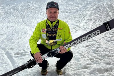 Lars Seifert mit seiner Medaillensammlung: Gold, Silber und Bronze brachte der alpine Skiläufer aus Kanada ins Erzgebirge mit.