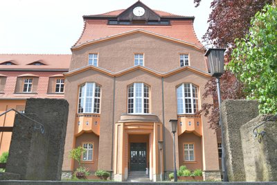 In Freiberg befindet sich das Jobcenter im Gebäude der Saxonia-Stiftung an der Chemnitzer Straße 8.