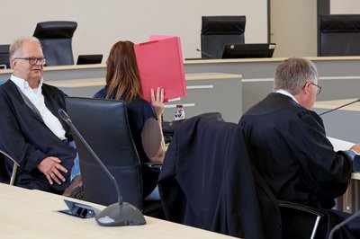 Die Angeklagte schweigt bislang vor Gericht zu den Vorwürfen. (Archivbild)