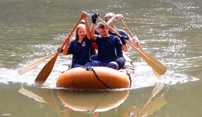 Eine gemischte Mannschaft der Jugendfeuerwehren aus Crimmitschau und Mannichswalde löste die Aufgabe mit dem Schlauchboot-Paddeln.
