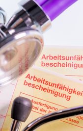 Der gelbe Schein soll bald ausgedient haben. Aber noch klappt die elektronische Weitergabe des Krankenscheins nicht zu allen Kassen. 