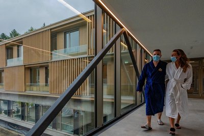 Holzbau Beispiel 3: Das 2021 eröffnete Radon-Therapiezentrum Bad Brambach.