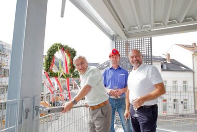 Landrat Rolf Keil,  Bauleiter Frithjof Möckel von der Firma Goldbeck und Projektleiter Klaus Schaarschmidt (v.l.) vom Landratsamt beim Richtfest