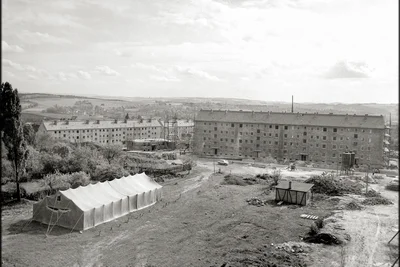 Selbe Perspektive, andere Zeit. Mitte der 50er-Jahre war das Wasserturmgebiet eine Großbaustelle. In Regie der Wohnungsbaugenossenschaft Gartenstadt wurden damals etliche Blöcke hochgezogen.