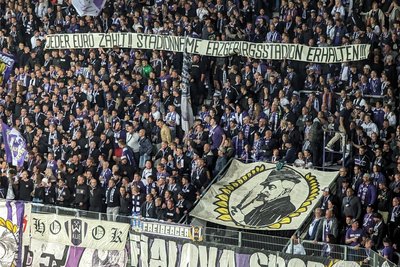 Nicht nur die Fans des FC Erzgebirge Aue unterstützen den Verein, auch der Landkreis hilft den Veilchen beim Bewältigen der finanziellen Probleme.