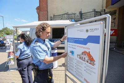Einbruchsschutz ist ein Thema am Präventionsmobil, auch wenn in Flöha Wohnungseinbrüche vergleichsweise selten sind. Im Bild: Polizeihauptkommissar Ronny Thon und Polizeihauptmeisterin Kathy Seyferth.