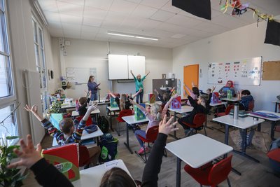 Auf los geht‘s los: Zweitklässler der Schule Altchemnitz erleben ihre erste Unterrichtsstunde im rundum modernisierten Schulhaus. In dem Förderzentrum mit Förderschwerpunkt Lernen werden rund 225 Mädchen und Jungen unterrichtet.
