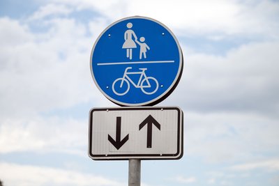Auf gemeinsam genutzten Geh- und Radwegen müssen Radfahrer die Fußgänger rechtzeitig auf sich aufmerksam machen.