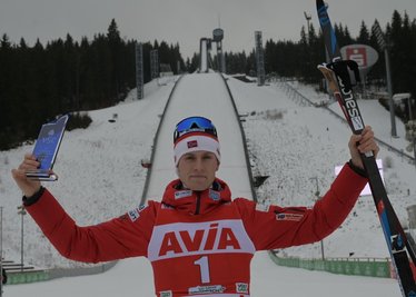 Der Norweger Simon Tiller hat den COC in der Nordischen Kombination dominiert.
