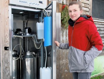 Den Milchautomaten befüllt Carolin Stumpf täglich mit frischer Bio-Milch. 