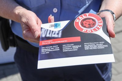 Die Servicekarte gegen Telefonbetrug mit Tipps und Platz für wichtige Telefonnummern kann man sich neben das Telefon stellen.