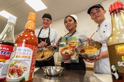 Phillip Weißmann, Marut Schmidt und Elisa Kern (von links) bereiten bei der Interkulturellen Woche an der Burgstädter berufsbildenden Don Bosco-Schule beim thailändischen Kochkurs Frühlingsrollen zu. 