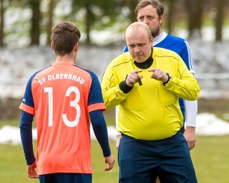 Schiedsrichter wie Thomas Peinelt (SV Blau-Weiß Hilmersdorf), der hier im Kreisliga-Nachholspiel zwischen Neundorf/Wiesenbad und Olbernhau (0:1) klare Anweisungen gibt, werden dringend gebraucht. 