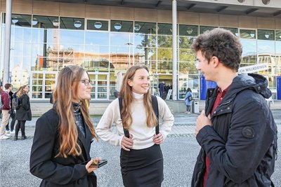 Alina Sickel (Sportwissenschaft), Charlotte Lohse (Lehramt Grundschule) und Michel Kleditzsch (BWL) studieren nun an der TU Chemnitz. Am Dienstag nahmen sie an der Immatrikulationsfeier teil. 
