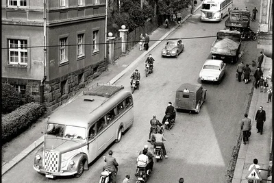 Ausschnitt aus einem Foto der 14. Ausgabe, das den Verkehr auf der Bebelstraße zeigt - und damit auch den O-3500-Bus von Mercedes Benz. Ein West-Bus in der Ost-Stadt? Diese Frage löste ein breites Echo aus und führte letztlich zur plausiblen Klärung der Frage.